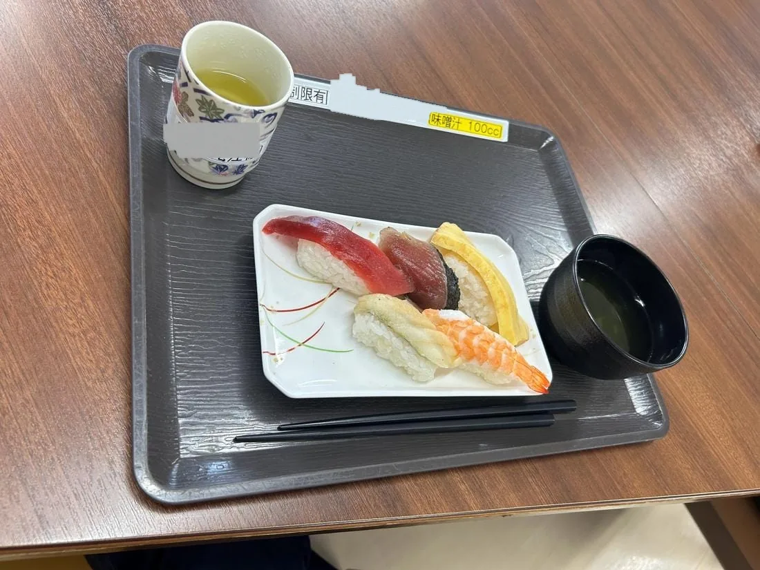 お盆にのった握り寿司とお吸い物、お茶